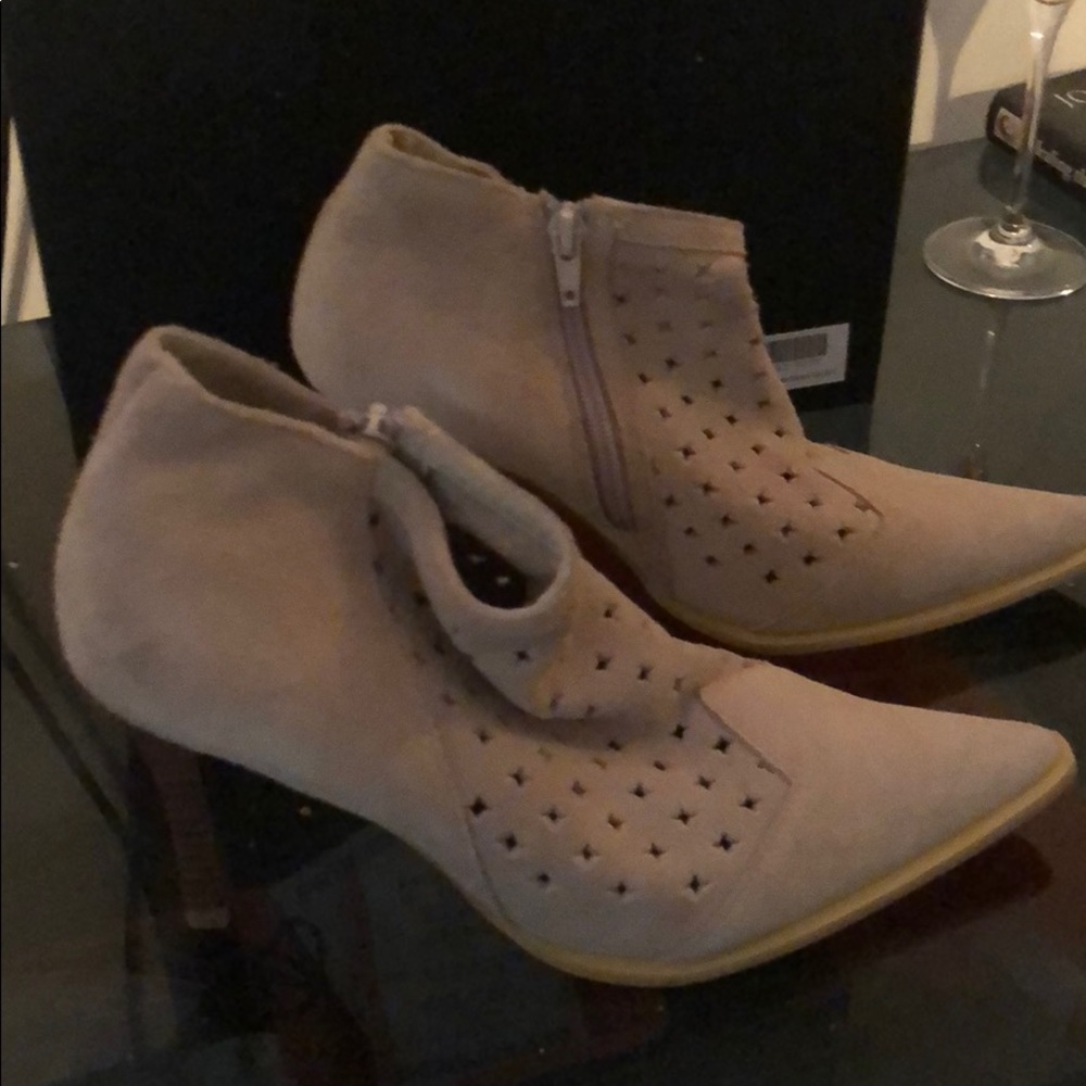 Ankle suede shoe boot